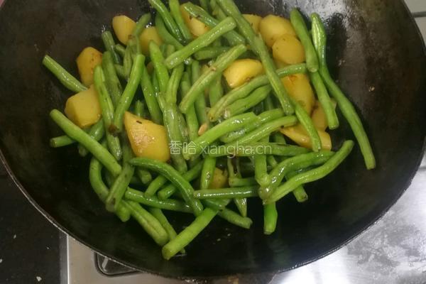 排骨炖豆角焖面的做法图解12