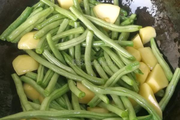 排骨炖豆角焖面的做法图解11
