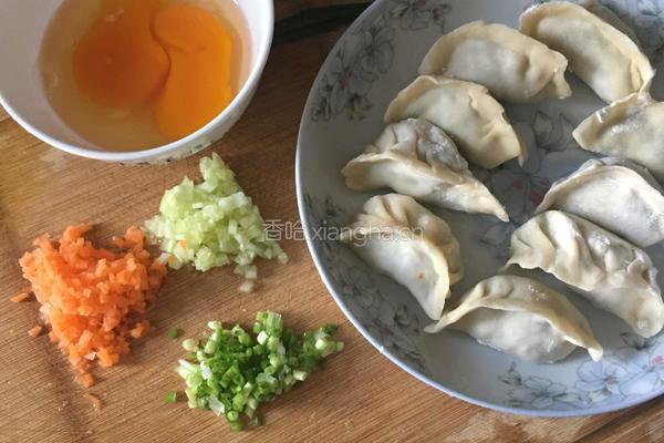 饺子抱蛋的做法图解1