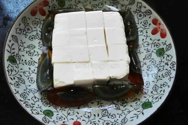 皮蛋拌豆腐的做法图解2