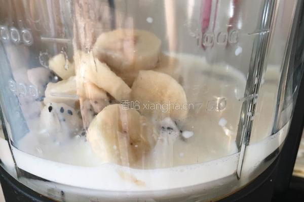 火龙果香蕉牛奶昔的做法图解3