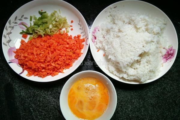 胡萝卜芹香蛋炒饭的做法图解2