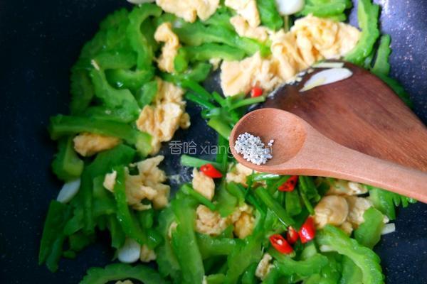 苦瓜炒鸡蛋（内附苦瓜不苦的小秘诀）的做法图解15