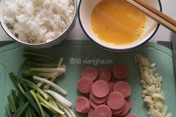 鸡蛋火腿炒饭的做法图解1