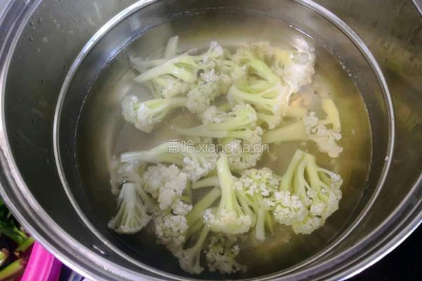 素炒菜花的做法图解1