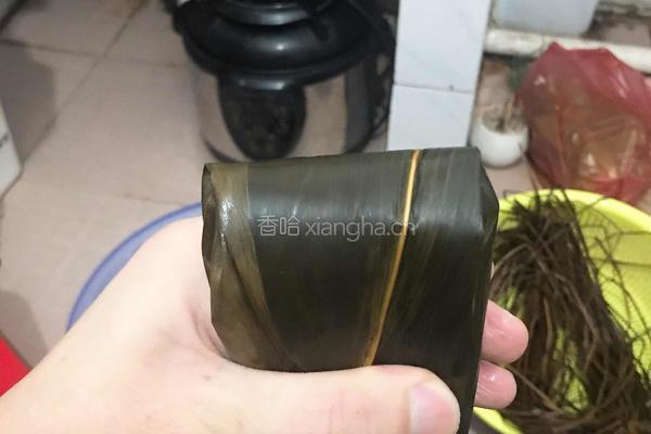 广式四角咸肉粽的做法图解15