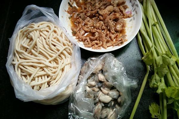 芹菜海蛎肉片面的做法图解1