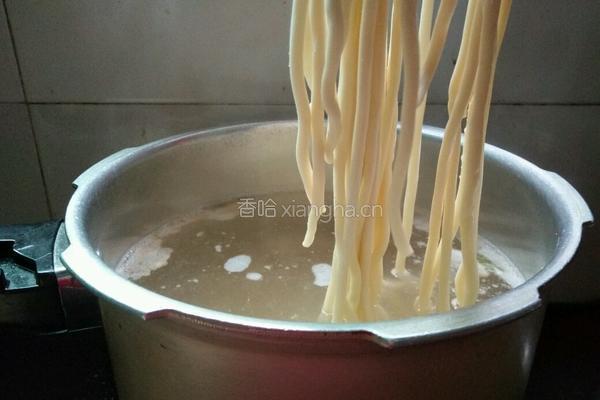 芹菜海蛎肉片面的做法图解5