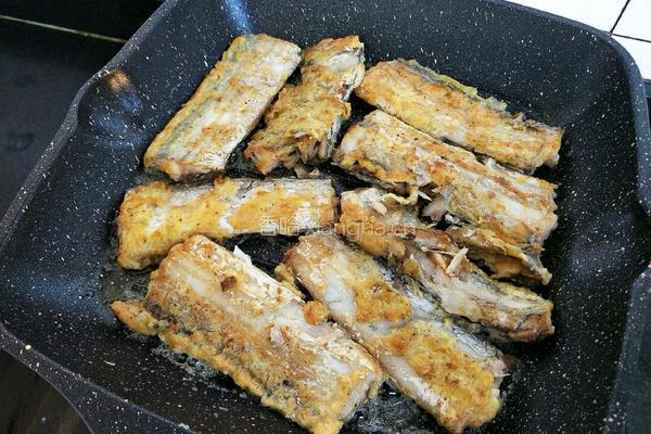 香酥麻炸带鱼的做法图解4