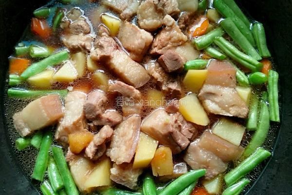 土豆四季豆炖肉的做法图解2
