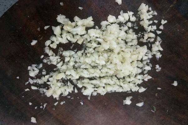 炝拌黑豆苗的做法图解7