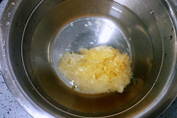 银耳莲子红枣汤的做法图解2
