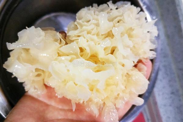 银耳莲子红枣汤的做法图解3