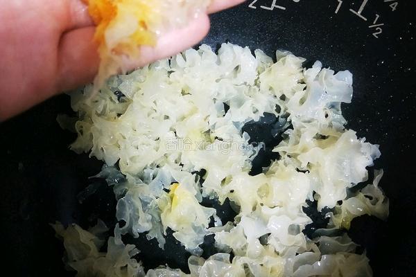 银耳莲子红枣汤的做法图解4