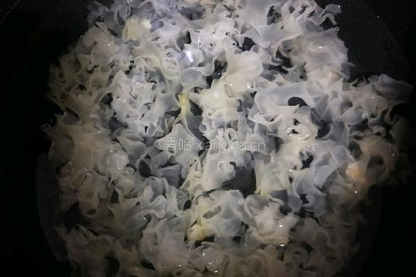 银耳莲子红枣汤的做法图解5