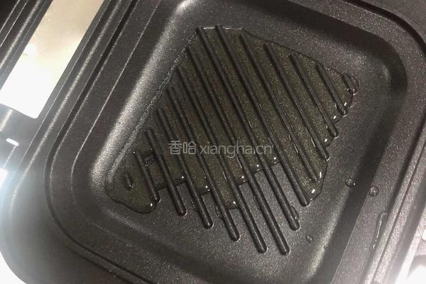 封边火腿蛋三明治（快手餐）的做法图解2
