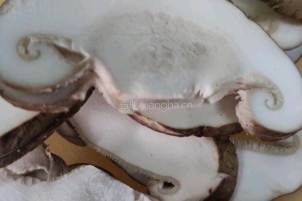牛肝菌香菇煎番茄烩豆腐（纯素）的做法图解1