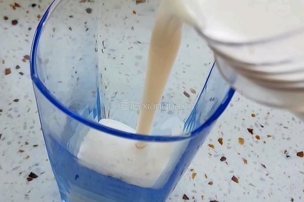 香蕉奶昔的做法图解5
