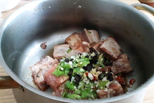 排骨蒸木耳的做法图解6