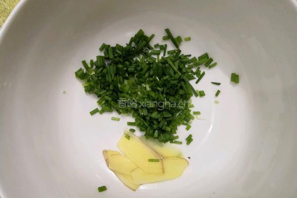 鲫鱼粉皮汤的做法图解2