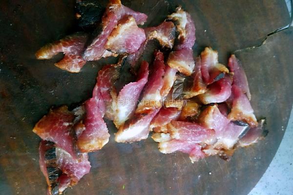蒜薹炒腊肉的做法图解2