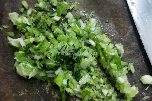 韭菜猪肉饺子的做法图解3