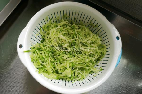 青萝卜大肉包的做法图解3