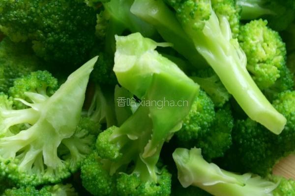 创新虾米黄花西蓝花的做法图解1