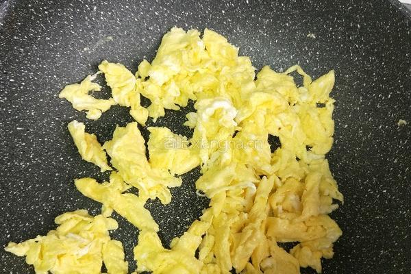芹菜炒鸡蛋的做法图解4