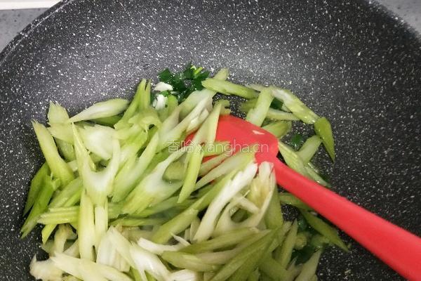 芹菜炒鸡蛋的做法图解7