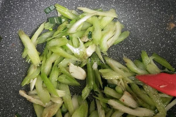 芹菜炒鸡蛋的做法图解11