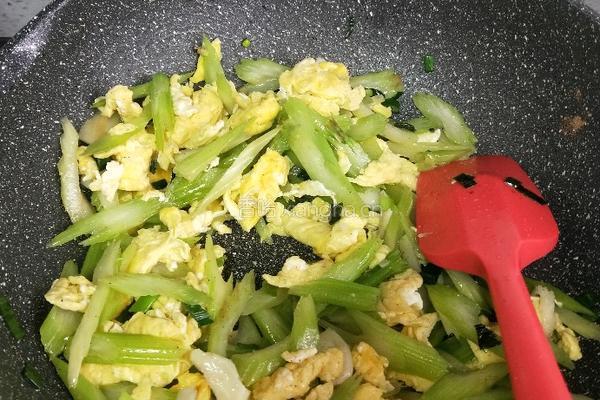 芹菜炒鸡蛋的做法图解13