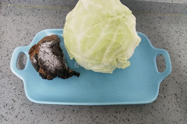 腊肉炒包菜的做法图解1