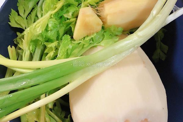 香煎藕丁香芹肉饼的做法图解1