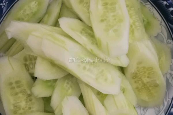 黄瓜炒蛋的做法图解1