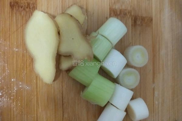 小白菜炖排骨的做法图解1