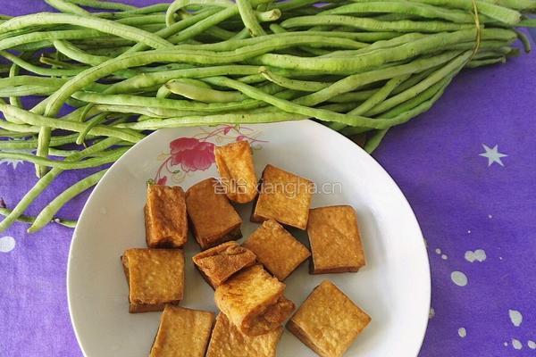 油豆腐炒豆角的做法图解1