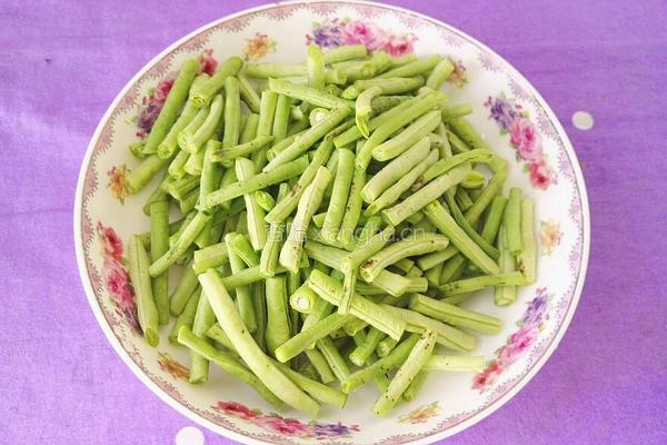 油豆腐炒豆角的做法图解2