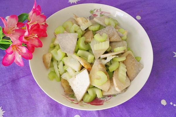芋头炒芹菜的做法图解11