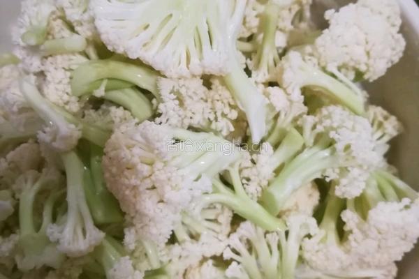 香肠炒花菜的做法图解1