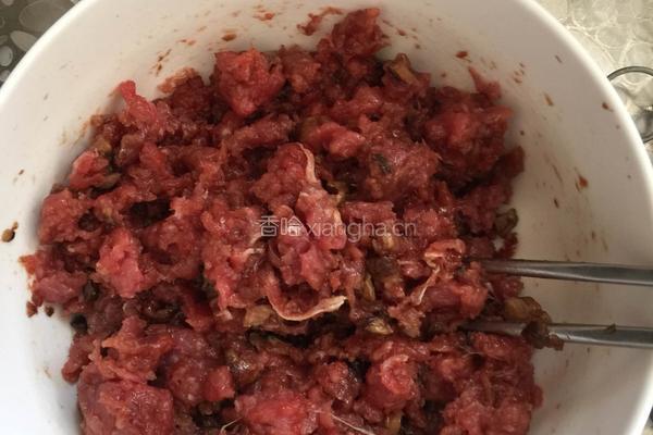 猪肉香菇饺子的做法图解1