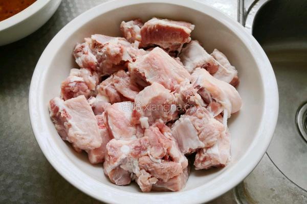 土豆炖排骨的做法图解1