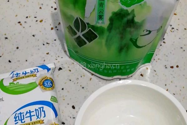 绿茶奶茶的做法图解1