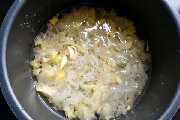 绿豆百合银耳羹的做法图解4