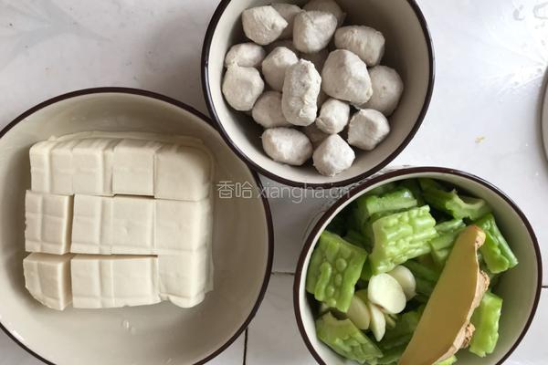肉丸煲苦瓜豆腐汤的做法图解2