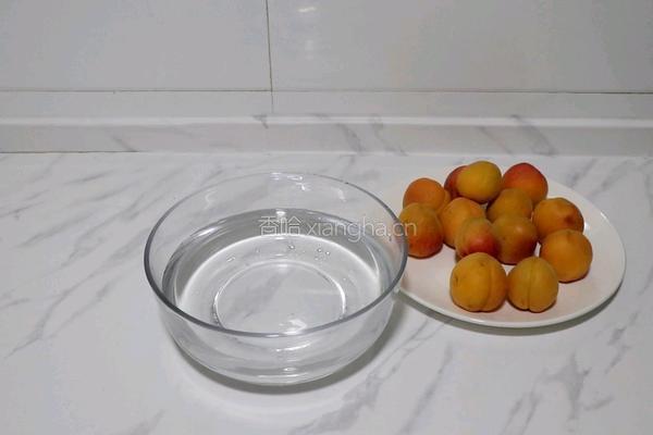 杏子罐头的做法图解1