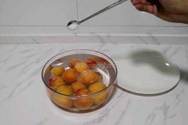 杏子罐头的做法图解2