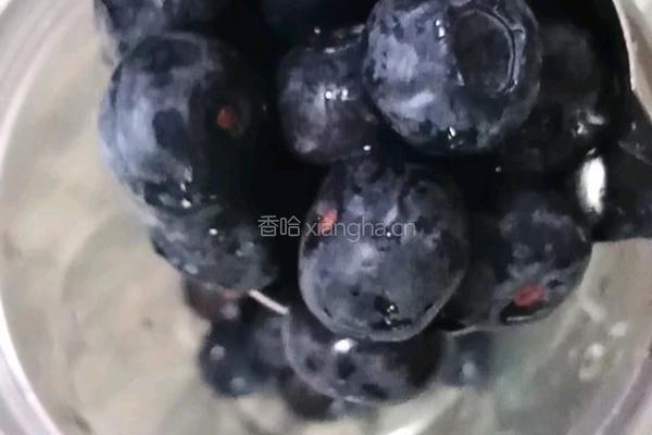 蓝莓草莓奶昔的做法图解4
