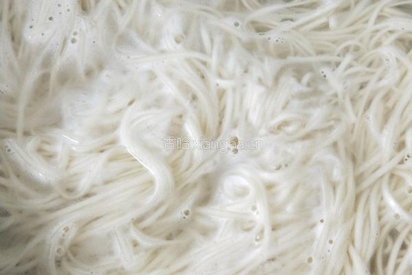 黄磊版葱油拌面的做法图解1