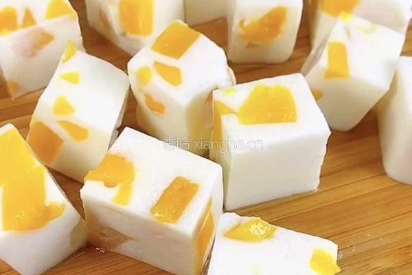 冰凉特仑苏牛奶芒果块的做法图解1